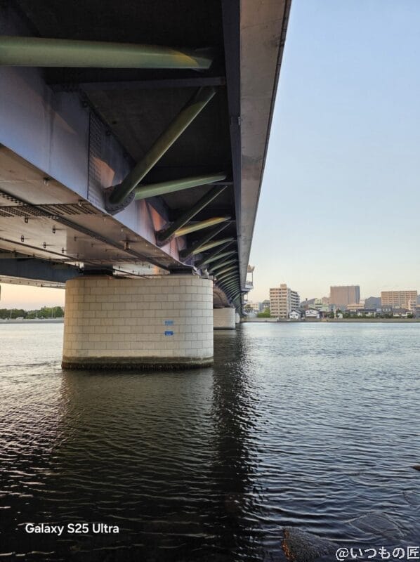iphone-review-tumbnail | モバイル比較レビュー.jp Galaxy S25 Ultra カメラ
海の上に架かる橋の下を撮影した写真