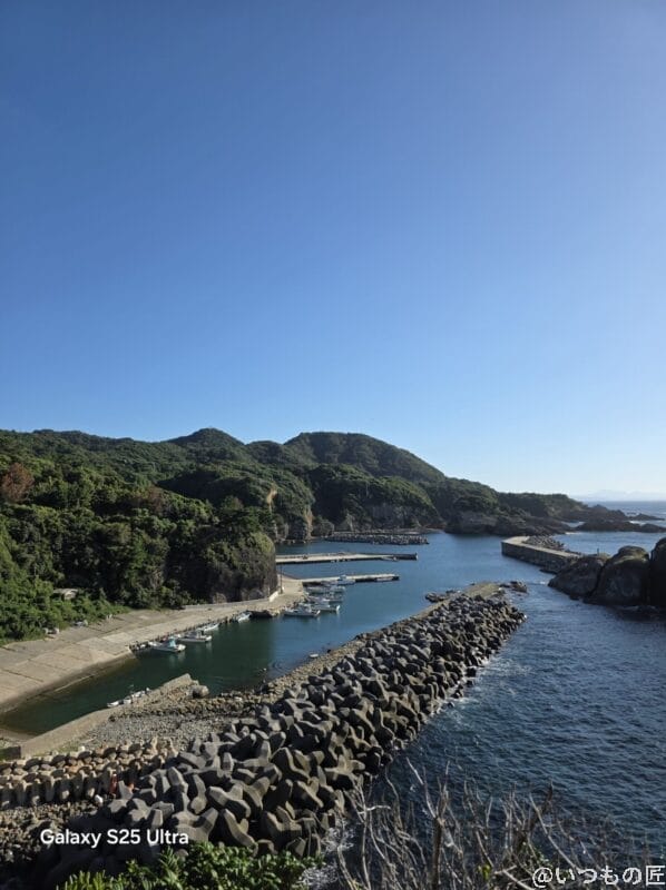 モバイル比較レビュー.jp - スマホの"違い"をわかりやすく発信する情報メディア | モバイル比較レビュー.jp Galaxy S25 Ultra カメラ 船と波けしブロックが並ぶ海の様子