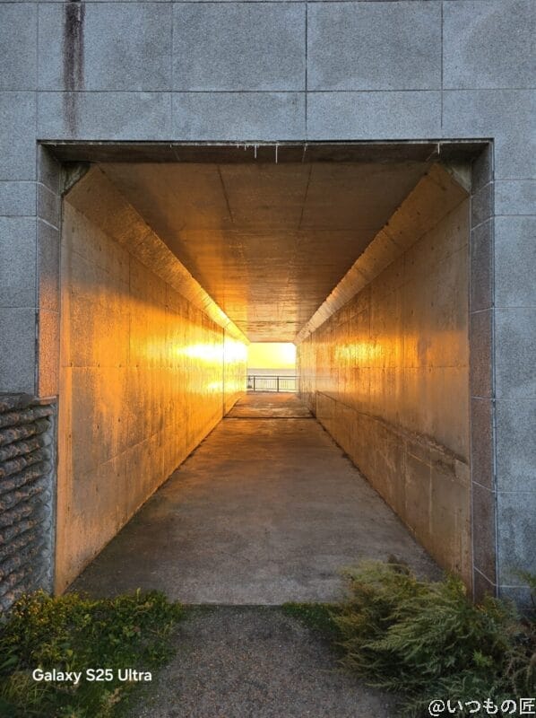 モバイル比較レビュー.jp - スマホの"違い"をわかりやすく発信する情報メディア | モバイル比較レビュー.jp Galaxy S25 Ultra カメラ
夕陽に照らされたトンネルの中の様子