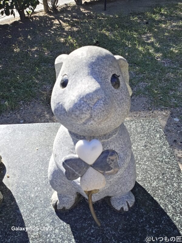 | モバイル比較レビュー.jp Galaxy S25 Ultra カメラ
クローバーを持つ像の石像