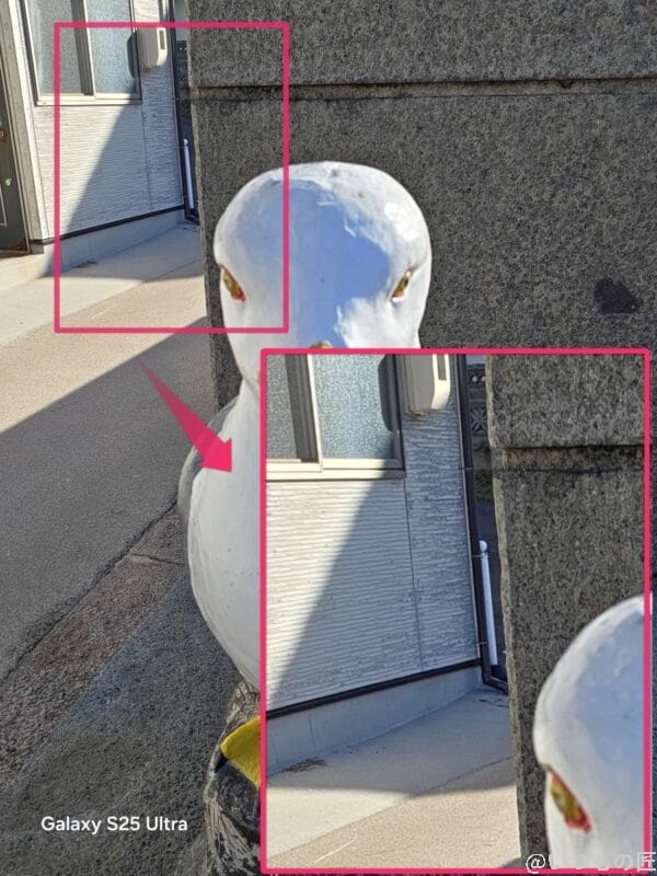 | モバイル比較レビュー.jp Galaxy S25 Ultra カメラ 鳥の銅像を自撮り撮影した一枚