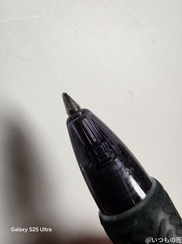 | モバイル比較レビュー.jp Galaxy S25 Ultra カメラ
黒のボールペンの先端を接写した一枚
