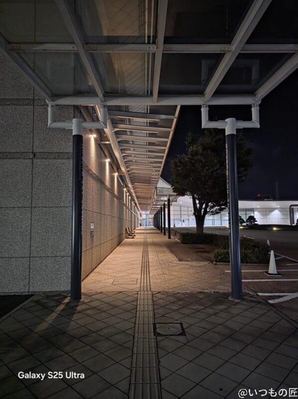 | モバイル比較レビュー.jp Galaxy S25 Ultra カメラ
夜の建物を撮影した一枚