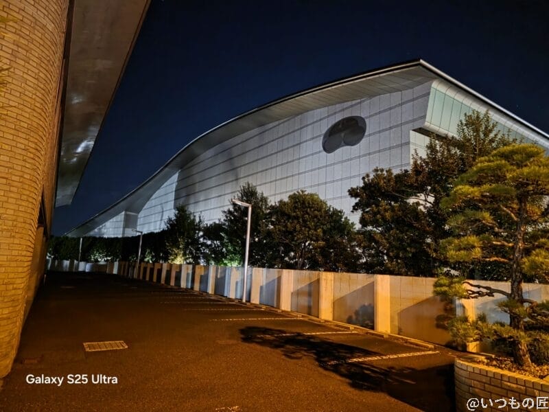 pixel 9 vs pixel 8aの違いまとめ!買う前にチェックしたいスペック比較 | モバイル比較レビュー.jp Galaxy S25 Ultra カメラ 夜の建物を撮影した一枚