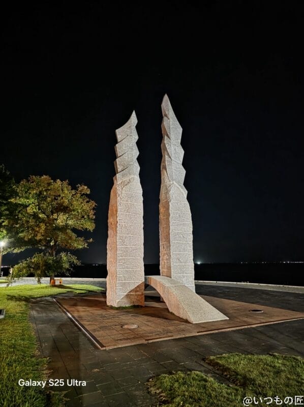 arrows we2 plus vs pixel 8aどちらが長持ち?バッテリー性能を徹底検証! | モバイル比較レビュー.jp Galaxy S25 Ultra カメラ 夜に佇むグレーのモニュメント