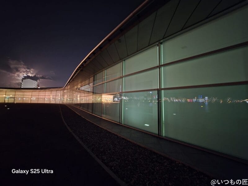 ワイモバイル セールパターン | モバイル比較レビュー.jp Galaxy S25 Ultra カメラ 夜のガラス張りの建物内の様子