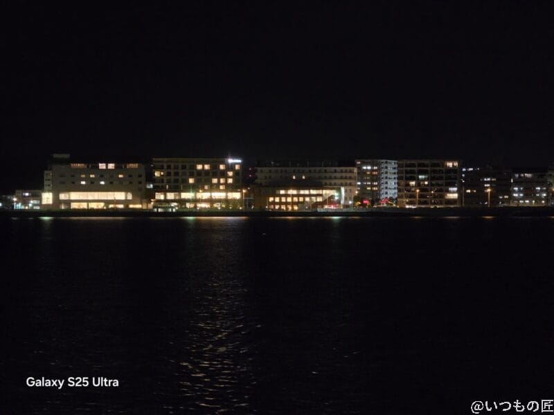 | モバイル比較レビュー.jp Galaxy S25 Ultra カメラ 海の向こうの街の灯りを捉えた一枚