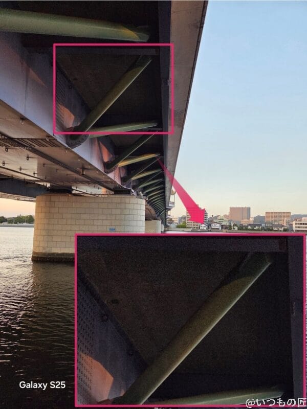 Galaxy S25 カメラ 夕暮れ時の海に架かる橋