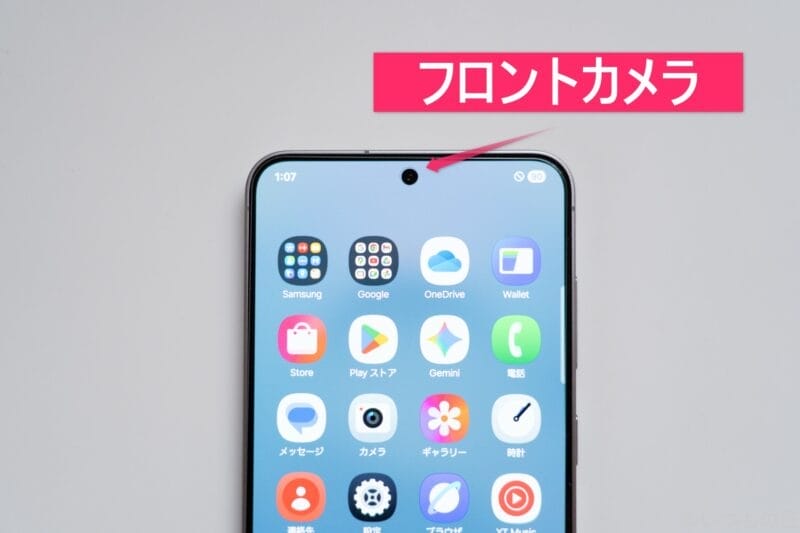 Galaxy S25 カメラ
机の上に置かれたGalaxyS25のイメージ図