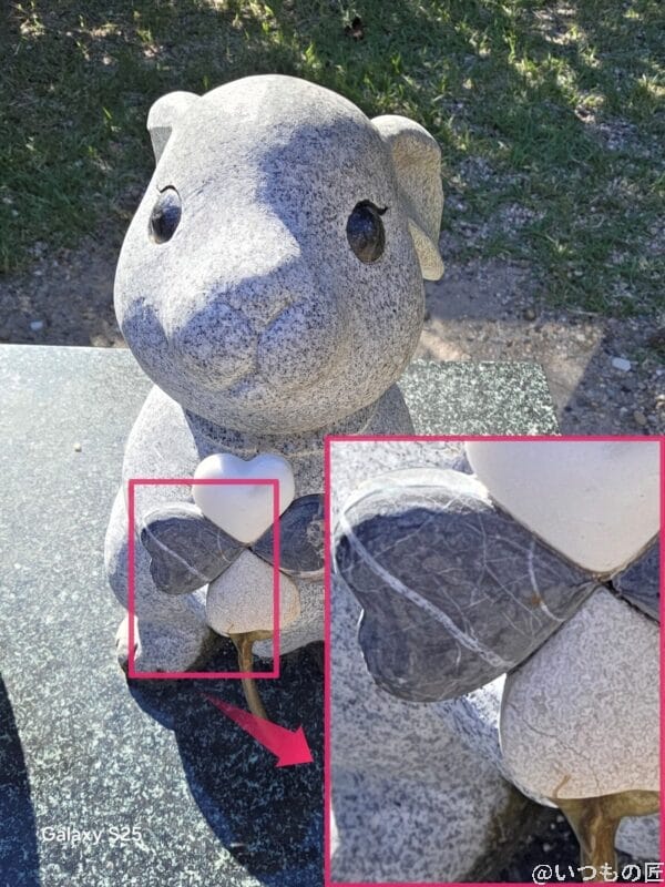 Galaxy S25 カメラ クローバーを持った像の石像