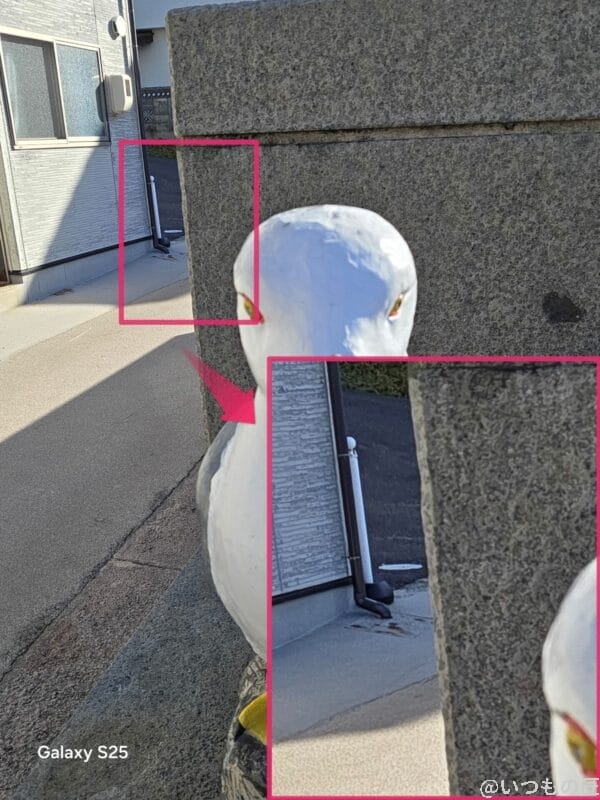 Galaxy S25 カメラ 黄色のくちばしをした鳥の銅像