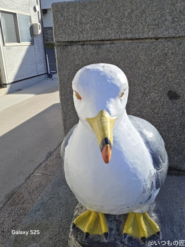 Galaxy S25 カメラ
黄色のくちばしをした鳥の銅像