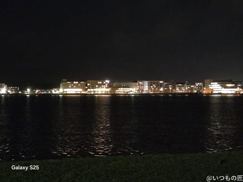 Google Pixel 9a レビュー 夜の美術館を撮影