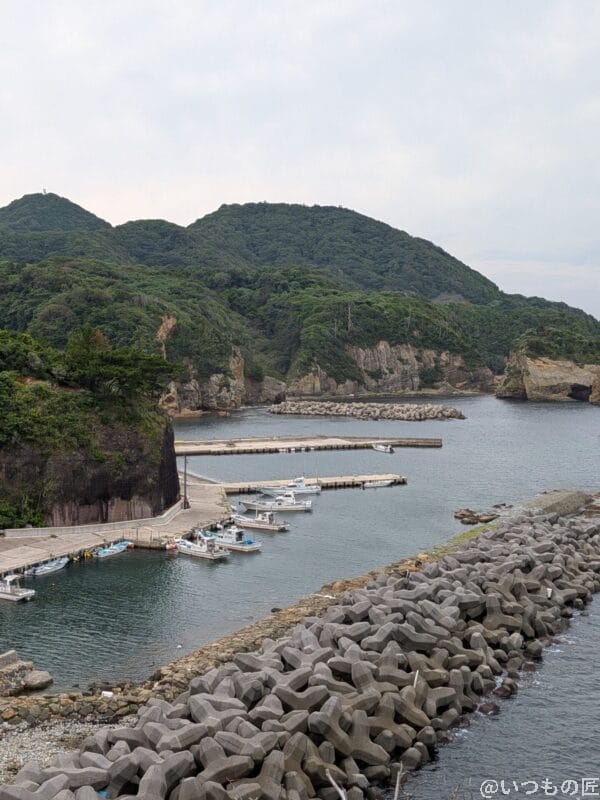 | モバイル比較レビュー.jp Galaxy S25 Ultra カメラ 船と波けしブロックが並ぶ海の様子