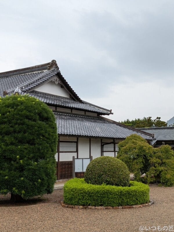 xiaomi 14 ultra antutuベンチマークほか2アプリの測定結果を公開 | モバイル比較レビュー.jp Google Pixel 10 カメラ
曇り空の下に佇む古民家を斜めアングルから撮影した一枚