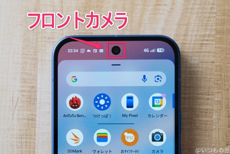 | モバイル比較レビュー.jp Google Pixel 10 カメラ 机の上に置かれたPixel 10のイメージ図