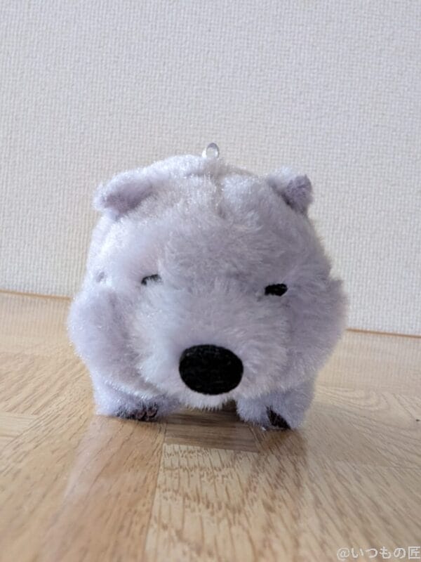 | モバイル比較レビュー.jp Google Pixel 10 カメラ
フローリングの上に置かれた紫色のねずみのマスコット人形