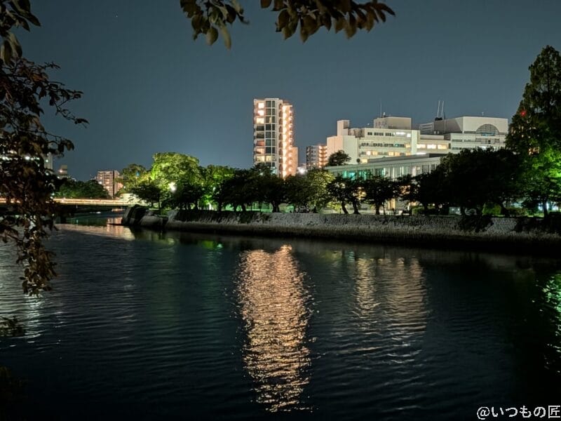 | モバイル比較レビュー.jp Galaxy S25 Ultra カメラ
夜の海の向こうに見えるビル