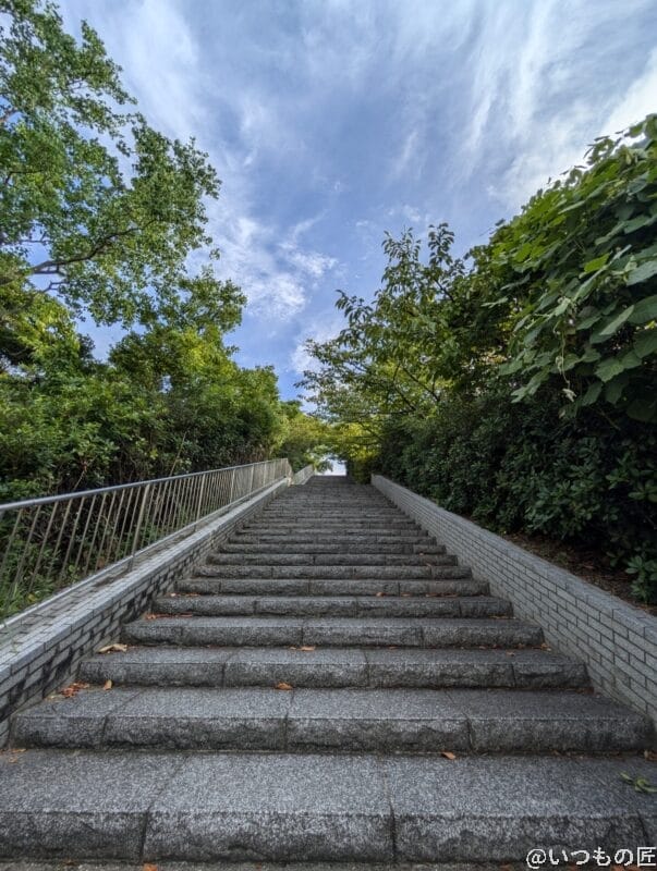 oppo a79 5g antutuベンチマークスコアほか2アプリの測定結果を公開 | モバイル比較レビュー.jp Google Pixel 10 カメラ
草木が生い茂る上り階段の様子