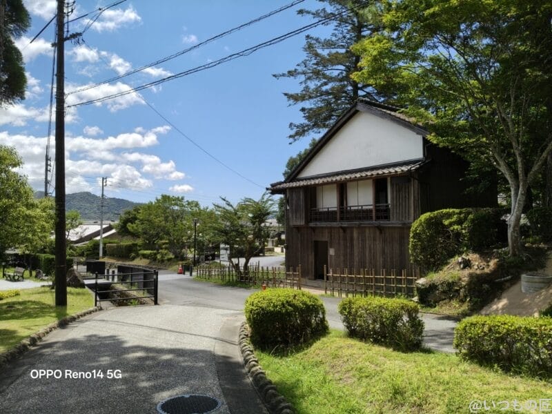 | モバイル比較レビュー.jp Google Pixel 10 カメラ 道端の古い木造住宅を撮影した写真