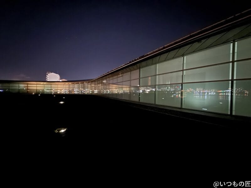 ワイモバイル セールパターン | モバイル比較レビュー.jp Galaxy S25 Ultra カメラ 夜のガラス張りの建物内の様子