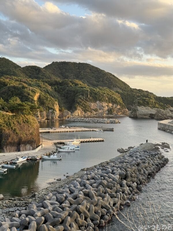 | モバイル比較レビュー.jp Galaxy S25 Ultra カメラ 船と波けしブロックが並ぶ海の様子