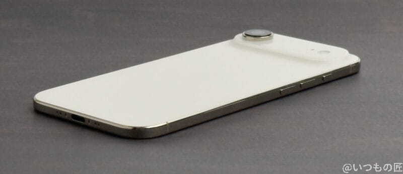 机の上に置かれたiphone | iphone review.jp iPhone Air カメラ 机の上に置かれたiPhone