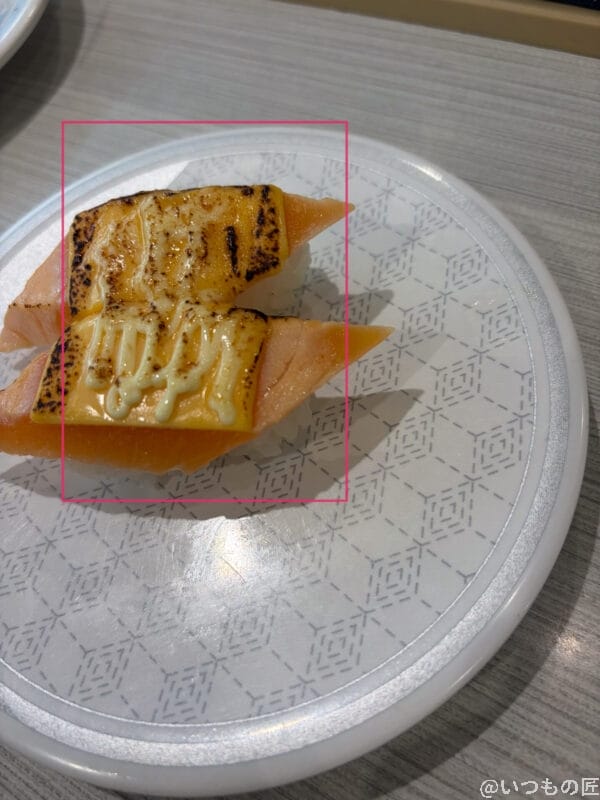 サーモンの上に乗った焦げたチーズ | iphone review.jp iPhone Air カメラ サーモンの上に乗った焦げたチーズ