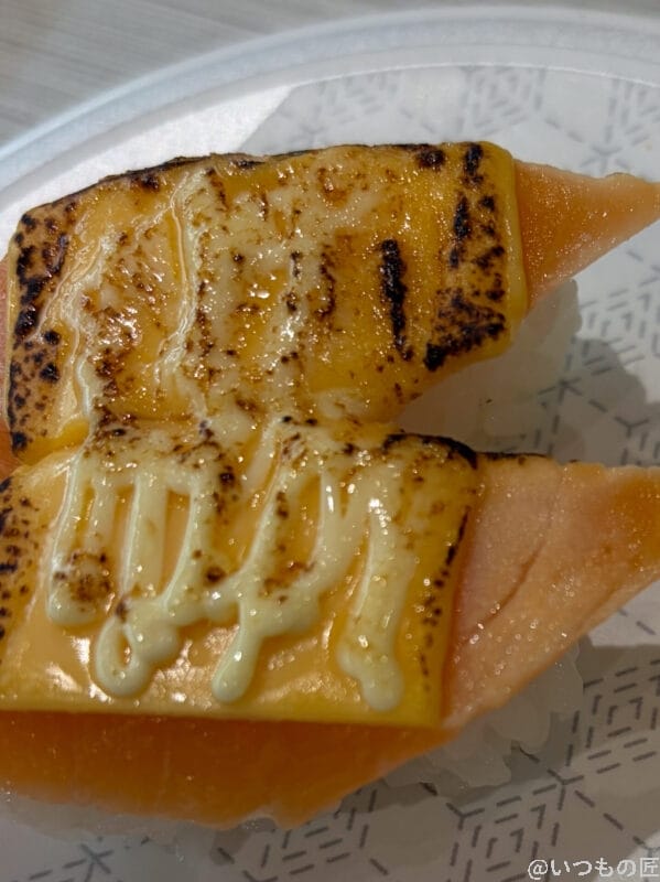 サーモンの上に乗った焦げたチーズ | iphone review.jp iPhone Air カメラ サーモンの上に乗った焦げたチーズ