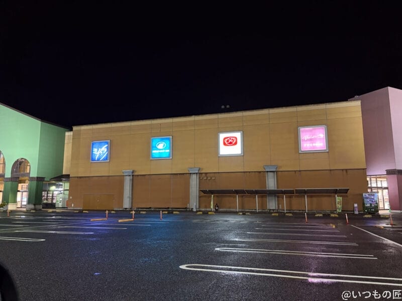 夜のショッピングモールの様子 | iphone review.jp iPhone Air カメラ 夜のショッピングモールの様子