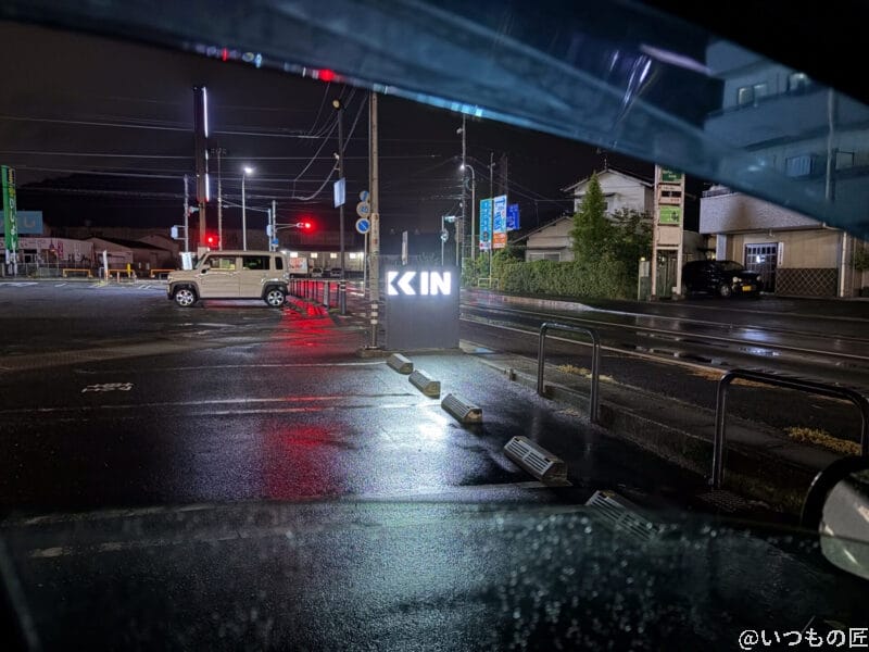 夜の駐車場を捉えた一枚 | iphone review.jp iPhone Air カメラ 夜の駐車場を捉えた一枚