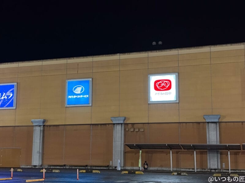 夜のショッピングモールの駐車場を写した一枚 | iphone review.jp iPhone Air カメラ 夜のショッピングモールの駐車場を写した一枚