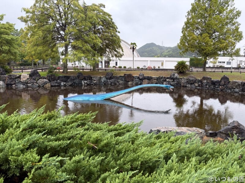 水に浮かぶ水色の首長竜のオブジェ | iphone review.jp iPhone Air カメラ 水に浮かぶ水色の首長竜のオブジェ