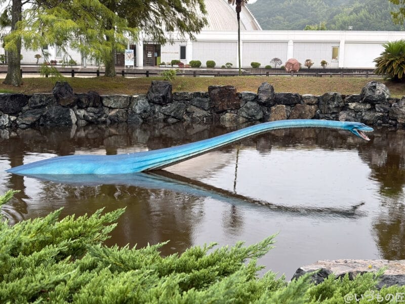 水色の首長竜のオブジェ | iphone review.jp iPhone Air カメラ 水色の首長竜のオブジェ