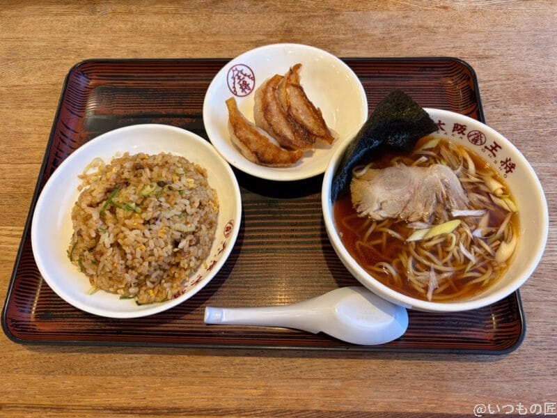 ラーメン・チャーハン・餃子のセットを捉えた一枚 | iphone review.jp iPhone Air カメラ ラーメン・チャーハン・餃子のセットを捉えた一枚