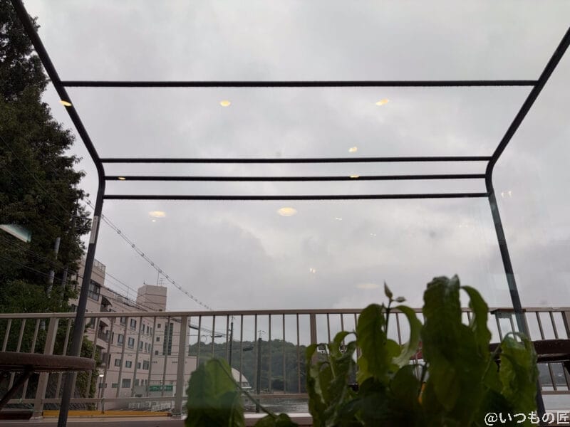 ベランダから見える雨の日の風景 | iphone review.jp iPhone Air カメラ ベランダから見える雨の日の風景